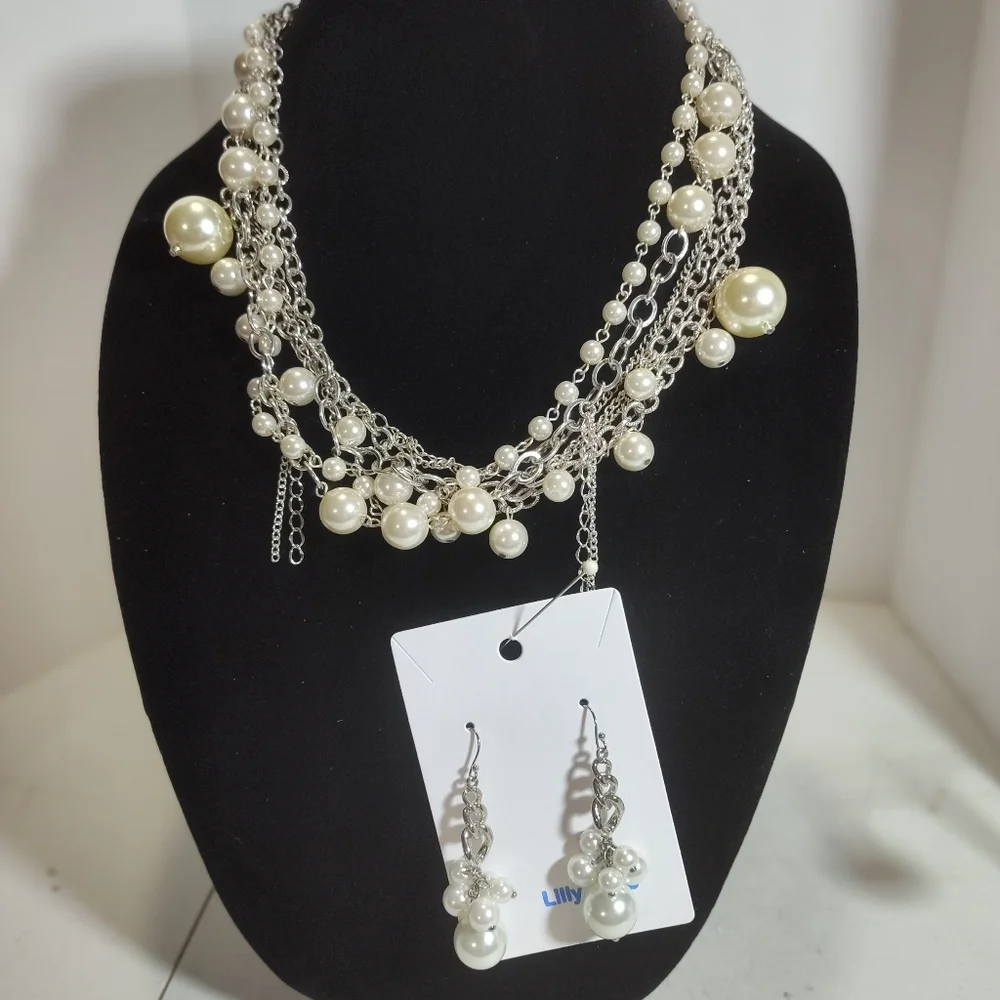 Elegant Pearl and Silver Necklace Earrings Set